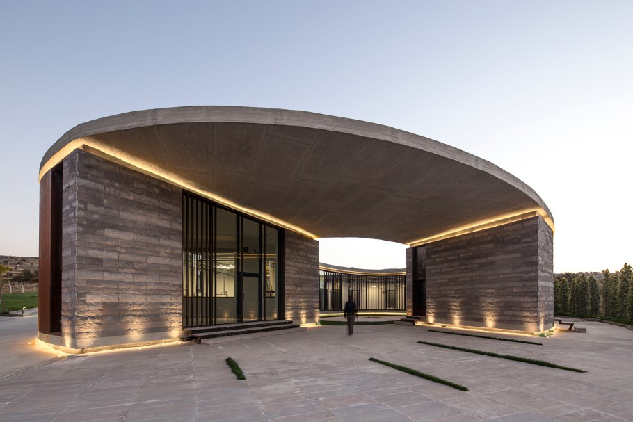 Стильное офисное здание