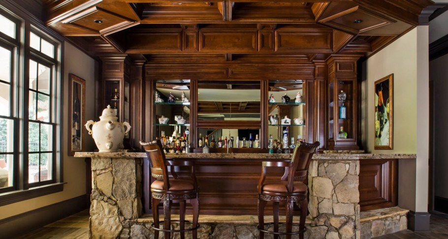 Барная стойка из дерева в гостиной