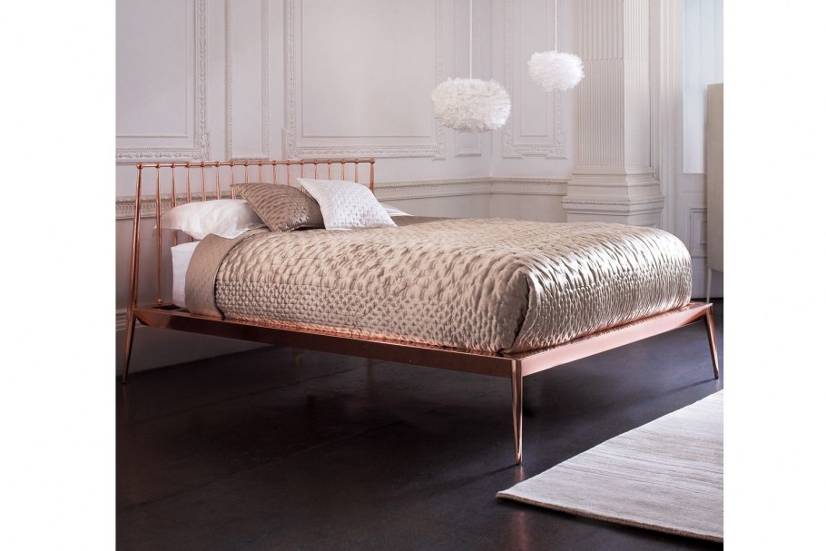 Медная кровать в интерьере