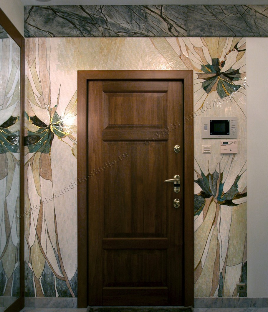 Декор двери в прихожей