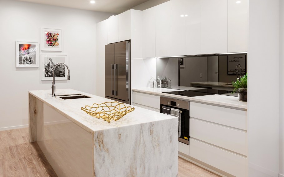 Зеркальный фартук а кухне гостиной фото интерьера