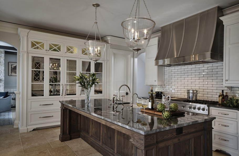 Зеркало над кухонным столом