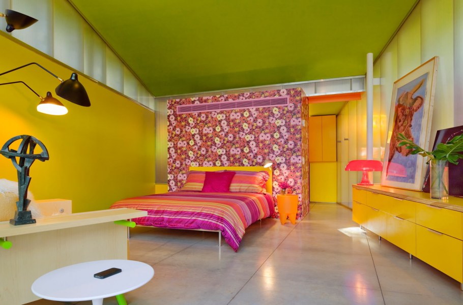 Комната в ярких тонах