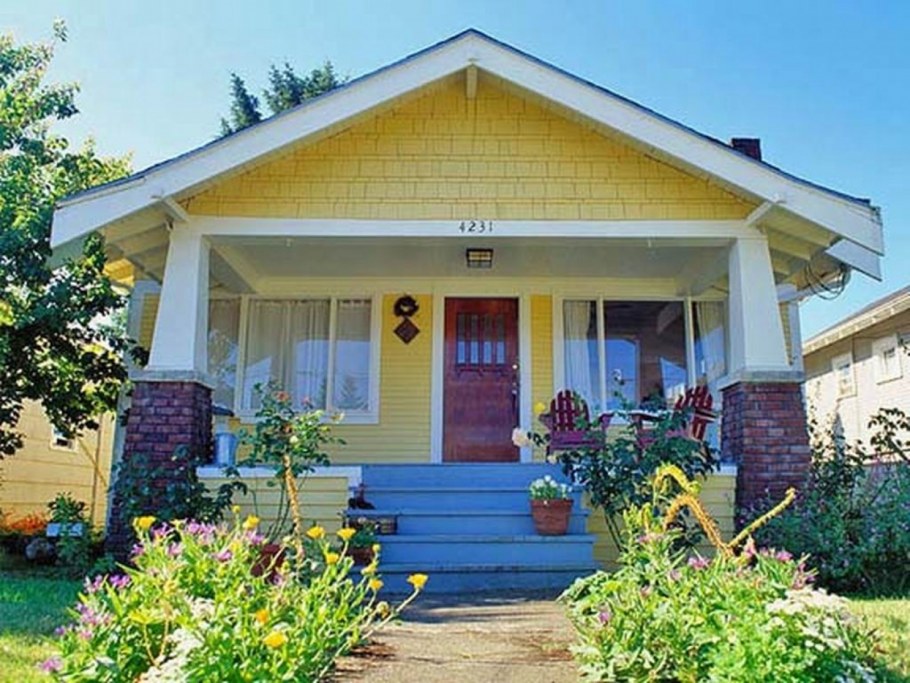 Загородный дом желтого цвета