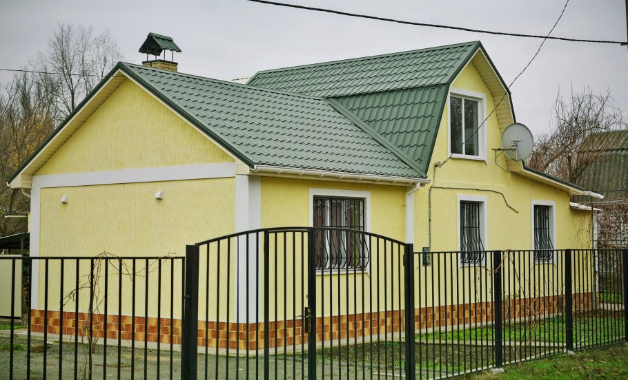 Дом с зеленой крышей из металлочерепицы