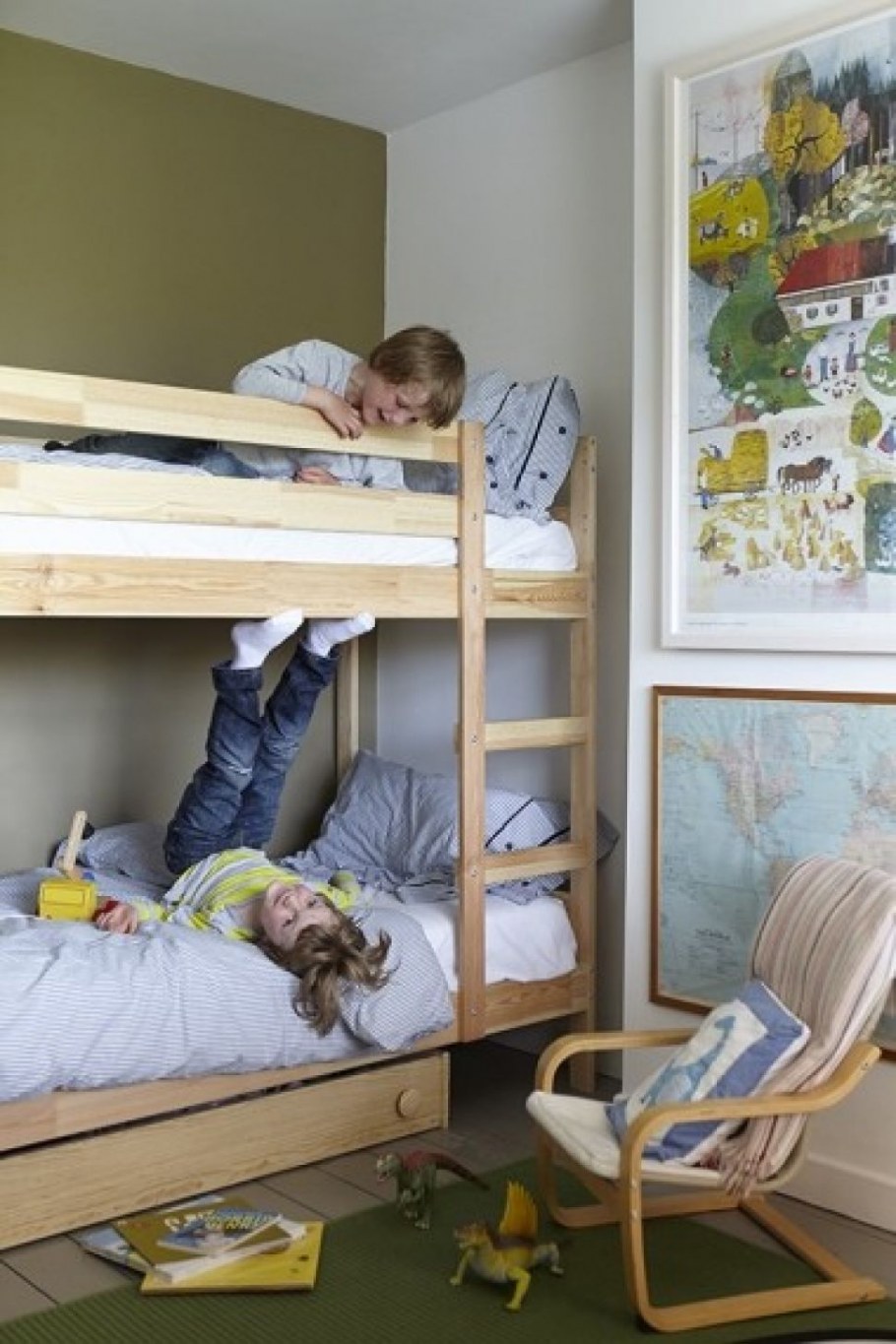 Двухъярусная кровать икеа мидал в интерьере