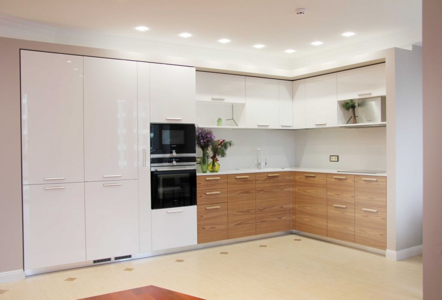 Кухня белая глянцевая с деревом