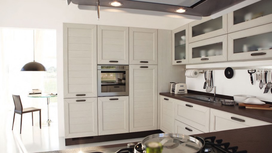 Кухня из массива в современном стиле