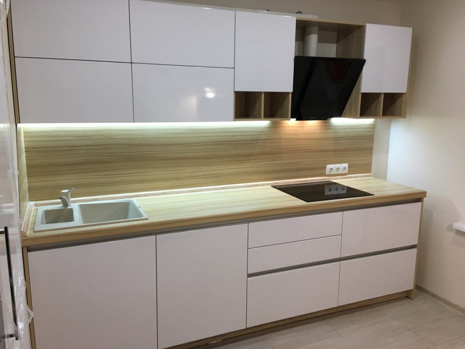 Прямые кухни без ручек