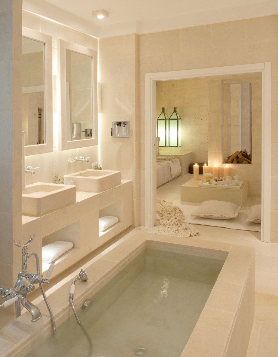 Большая комната спальня с ванной