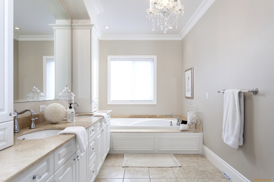 Интерьер ванной комнаты с окном