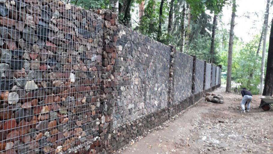 Ограждения клумб габионами