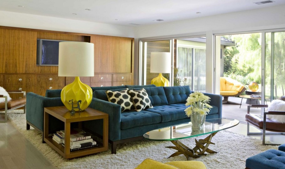 Яркий диван в интерьере