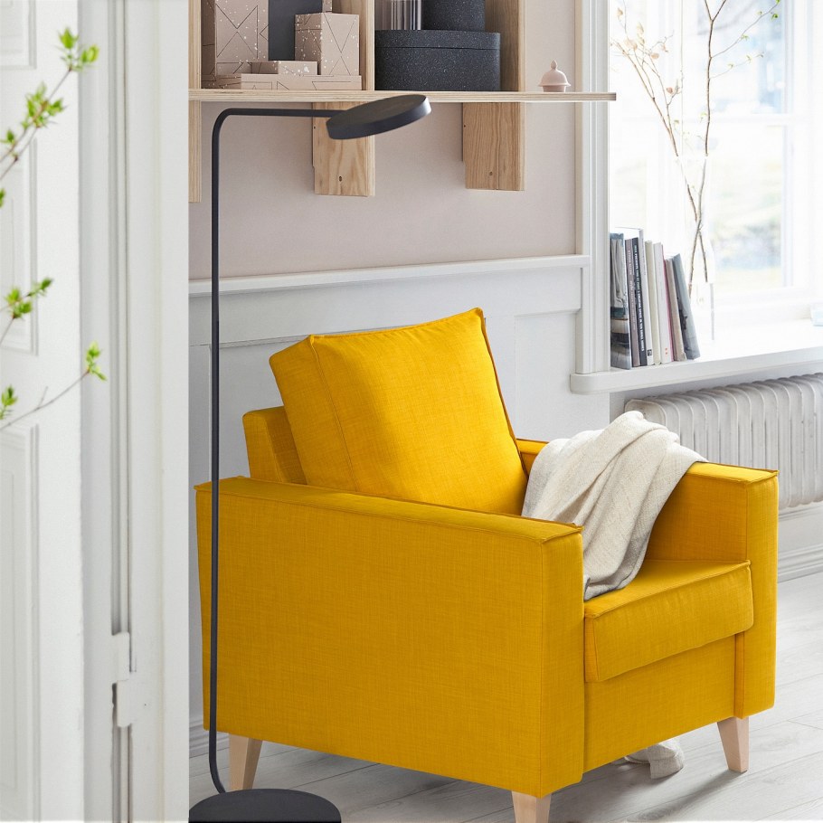 Интерьеры с желтым диваном на деревянных ножках