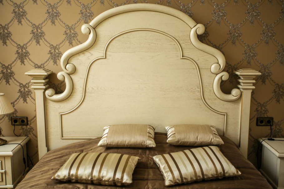 Интерьер спальни с резной мебелью