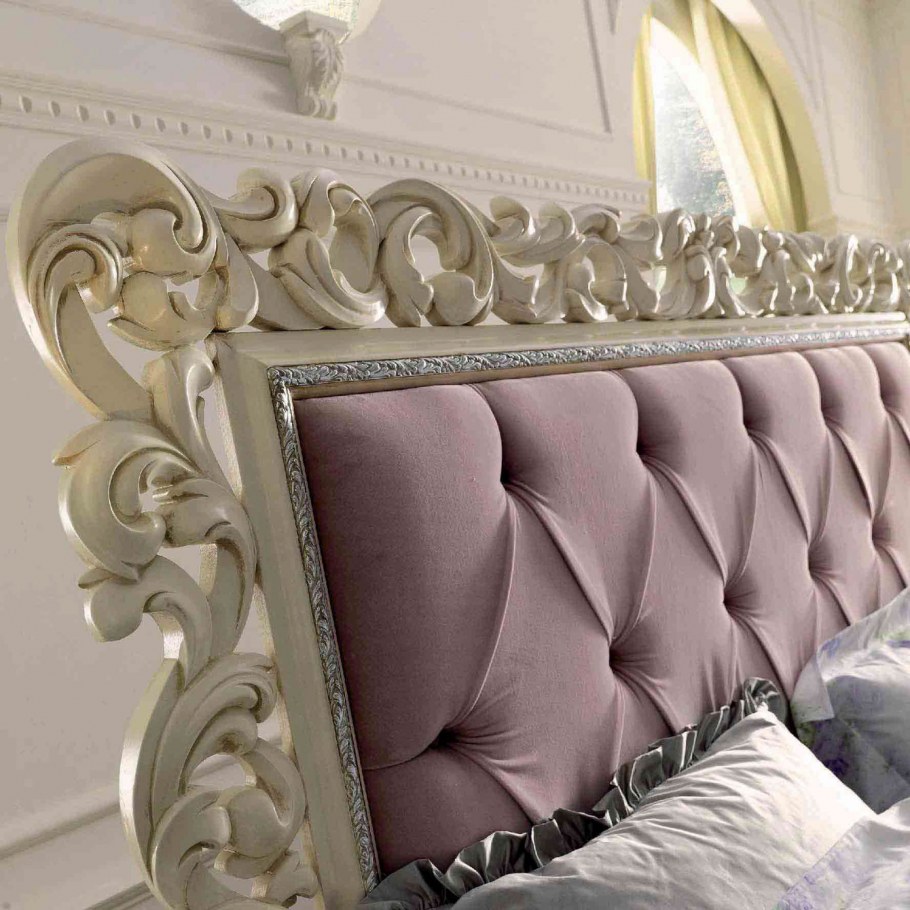 Кровать с красивым резным изголовьем