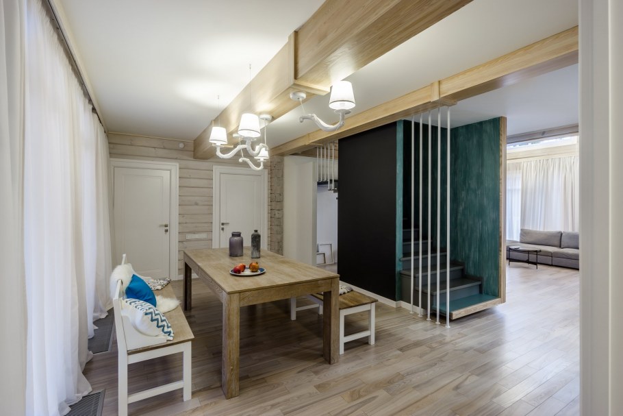 Таунхаус с отделкой дерева и мрамора