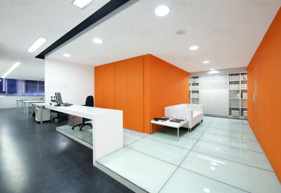 Оранжевые стены в офисе