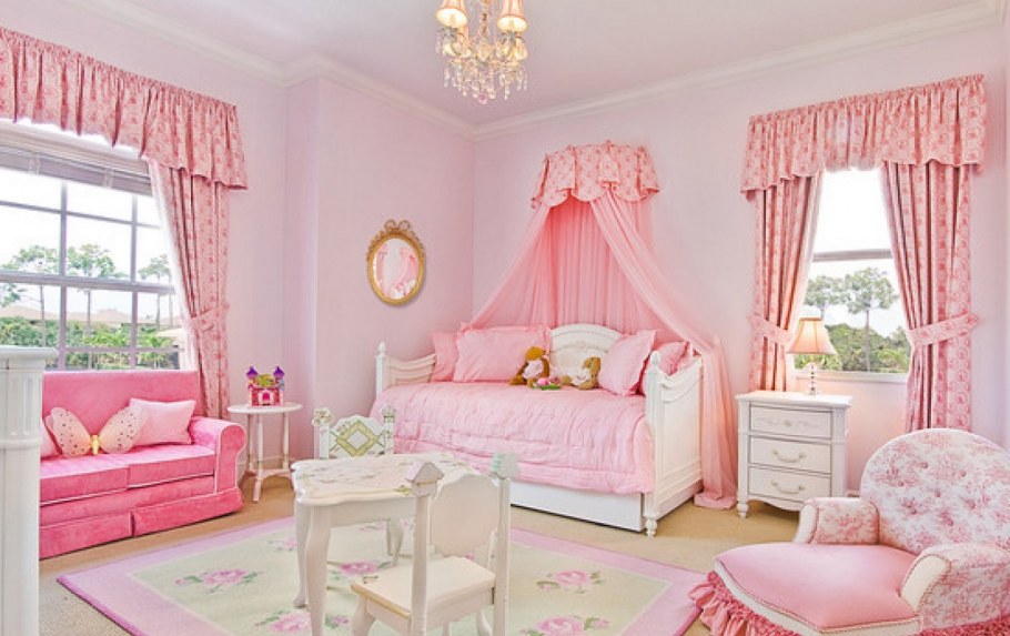 Розовая детская комната для девочки