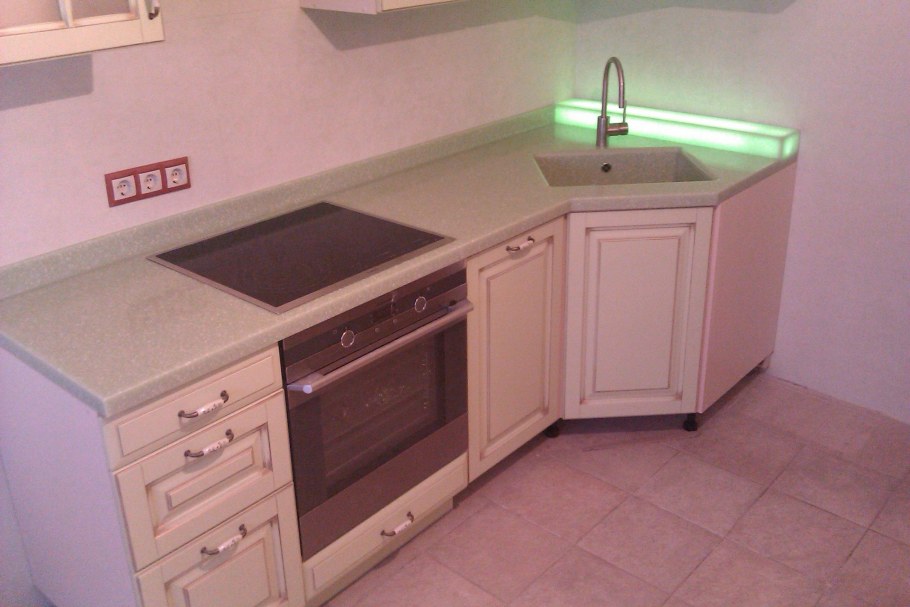 Плинтус под фартук на кухне