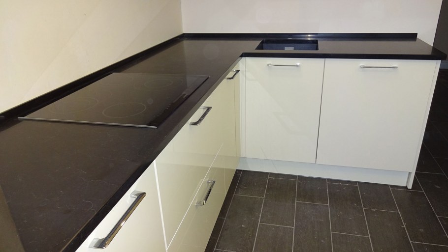 Радиатор под столешницей на кухне