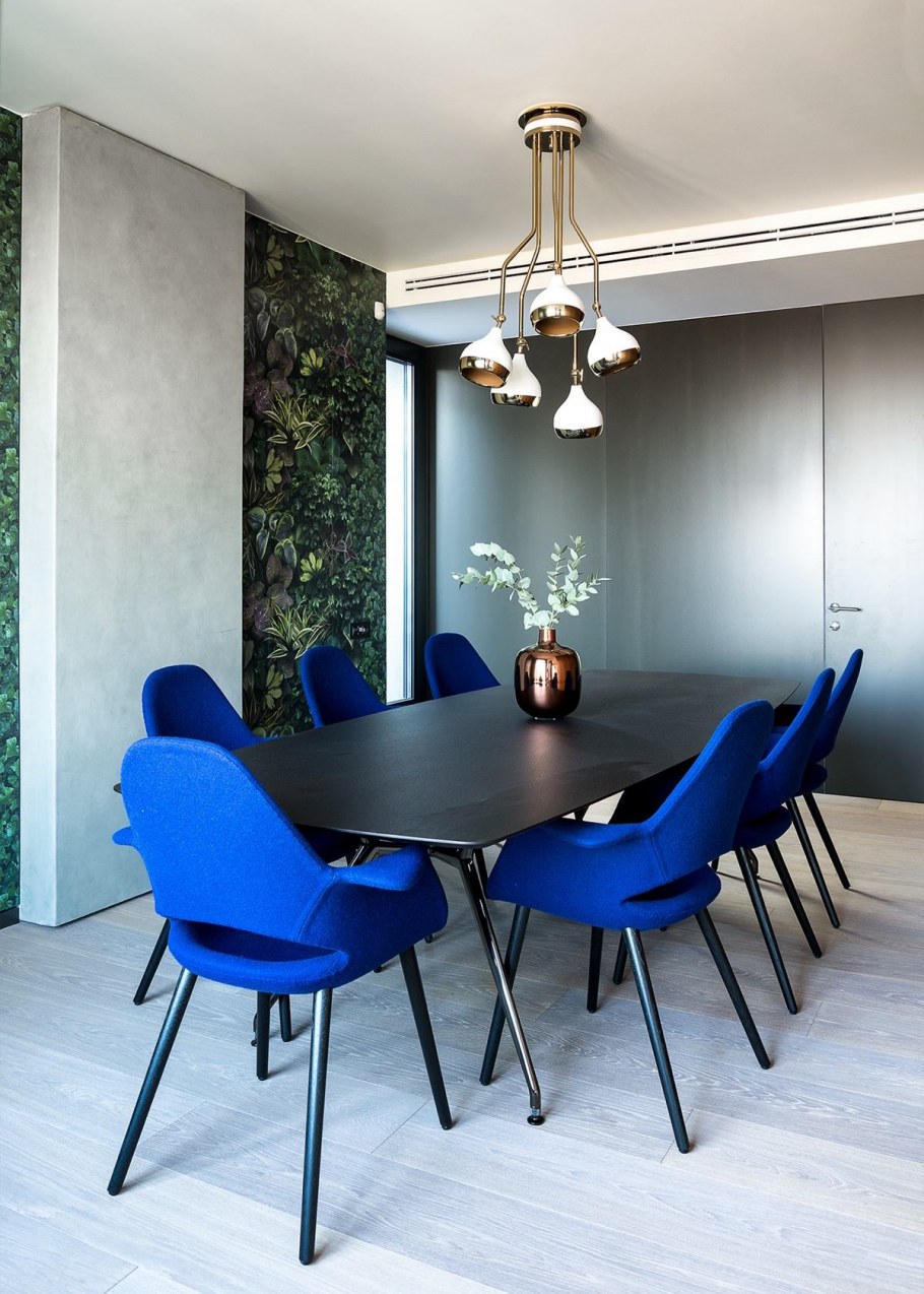 Цветные стулья для кухни в интерьере