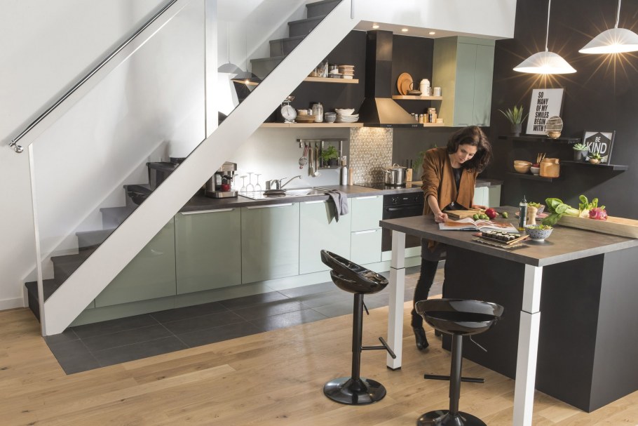 Угловая кухня под лестницей