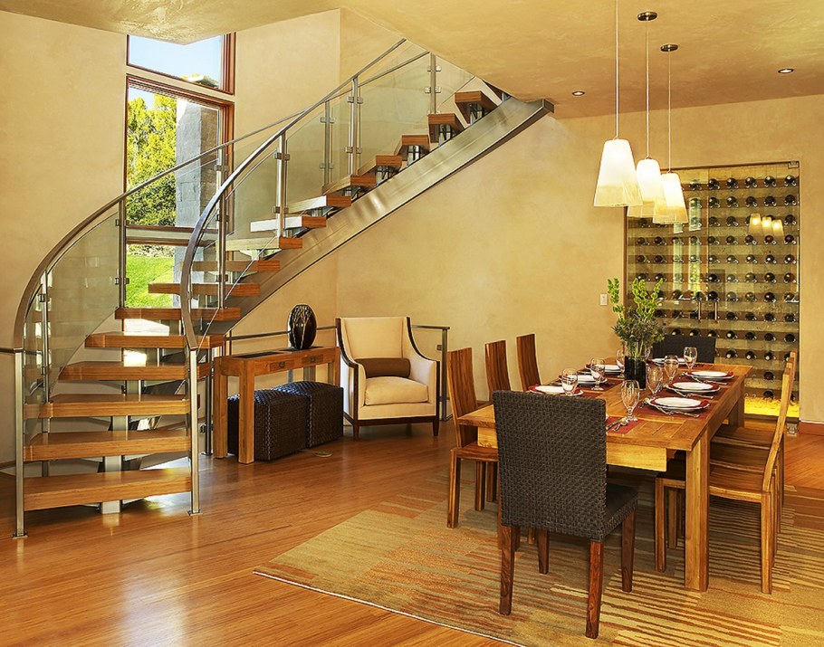 Лестница между кухней и гостиной