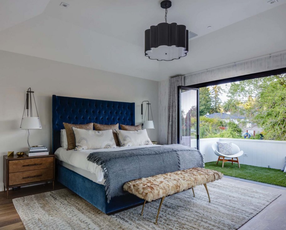 Темно синяя кровать в интерьере