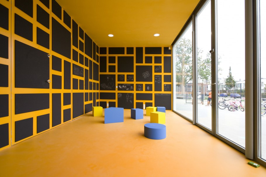 Желто черная стена