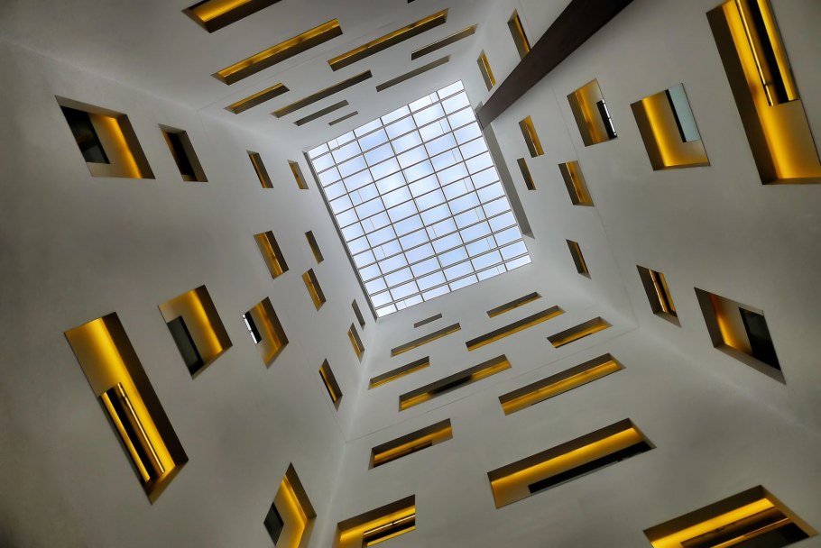 Желтый и красный черный дом