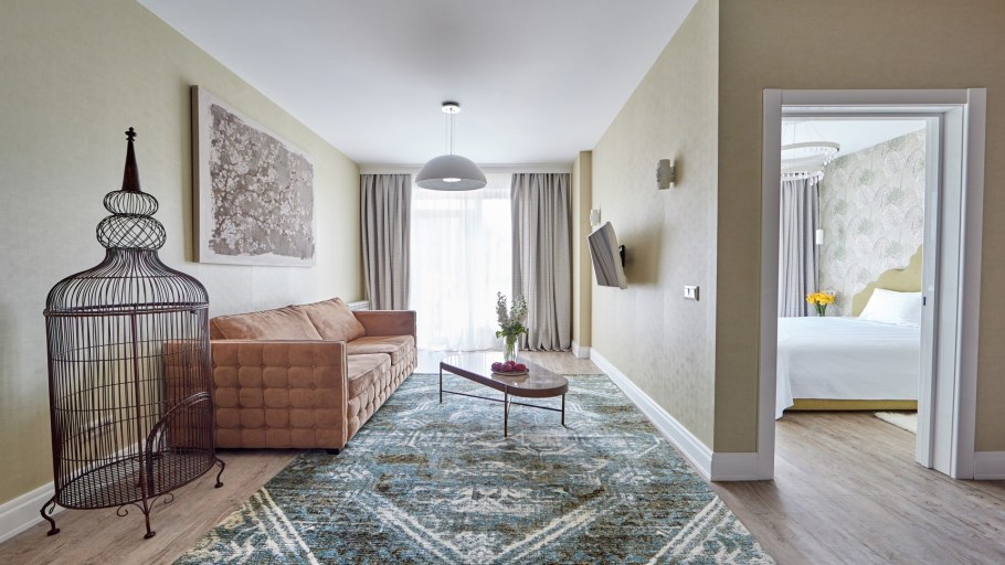 Каменный дом с панорамными окнами