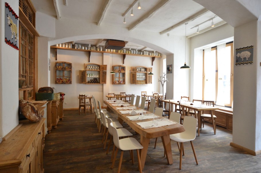 Интерьер кафе в деревенском стиле