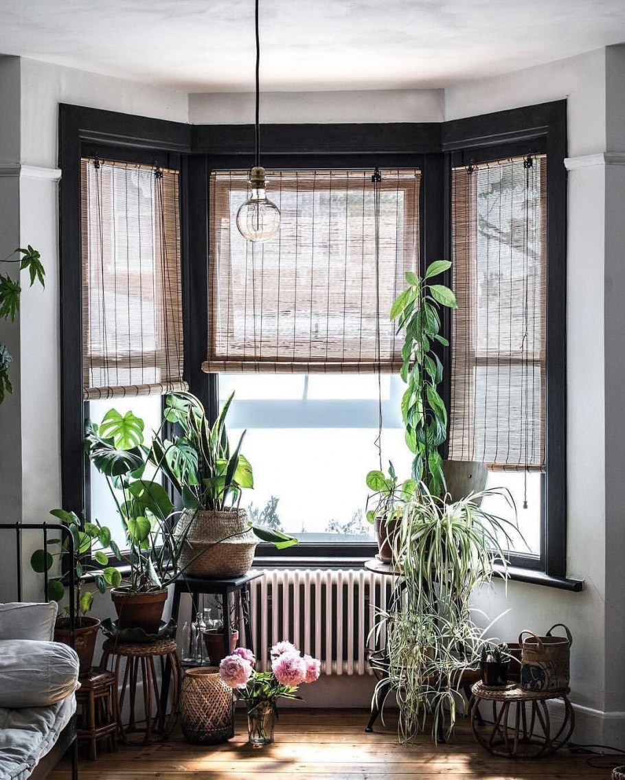 Чёрные рамы окна в интерьере