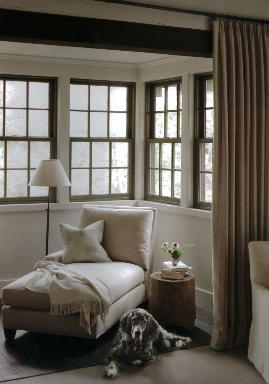 Темные оконные рамы в интерьере