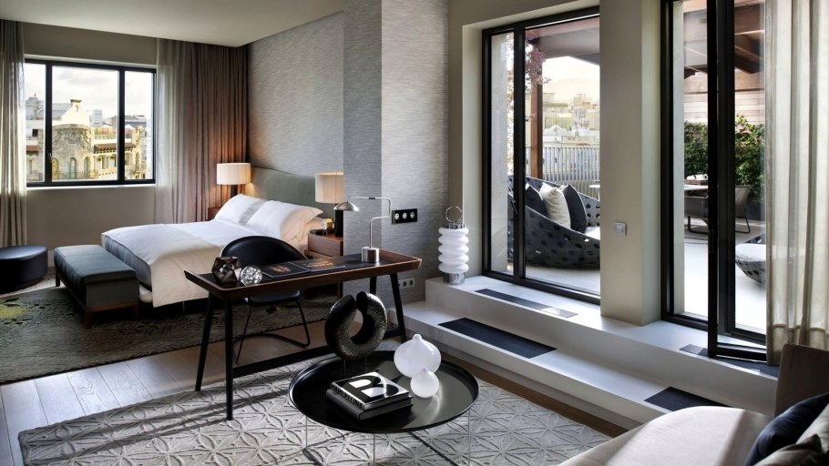 Темные окна в интерьере