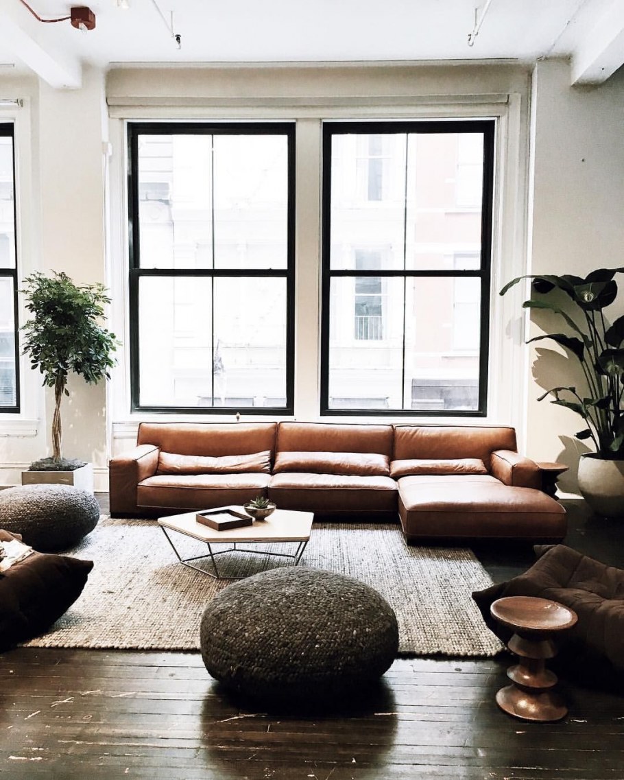 Гостиная с большими окнами