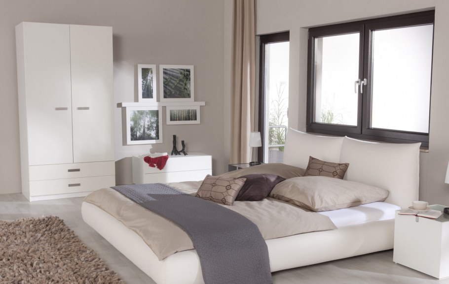 Серые пластиковые окна в интерьере