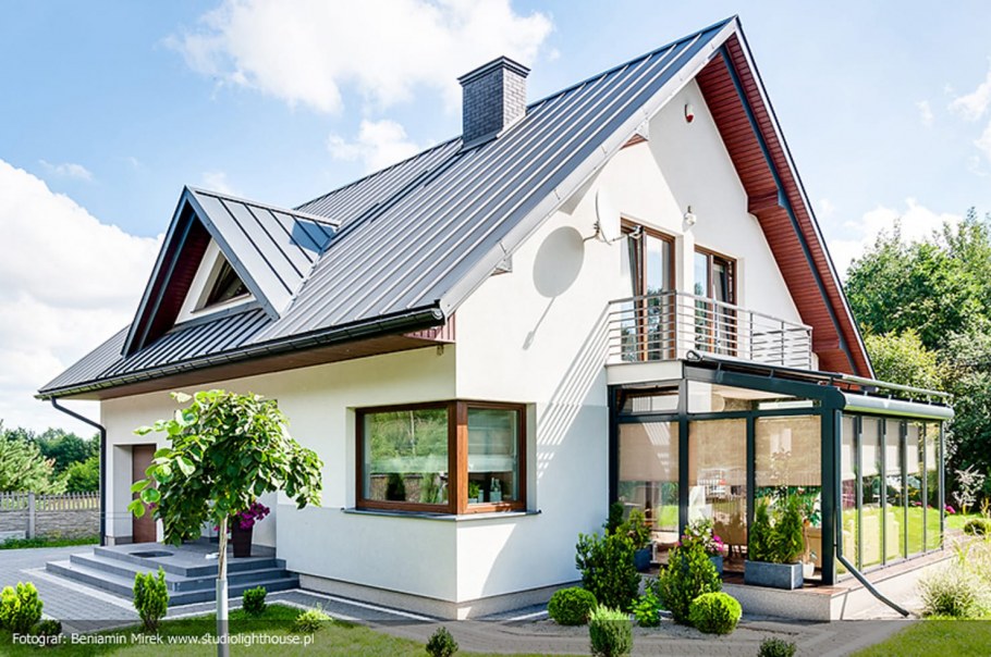 Небольшой дом с мансардой и террасой