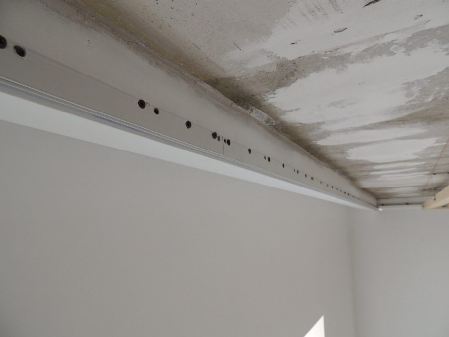 Потолочный плинтус для натяжных потолков