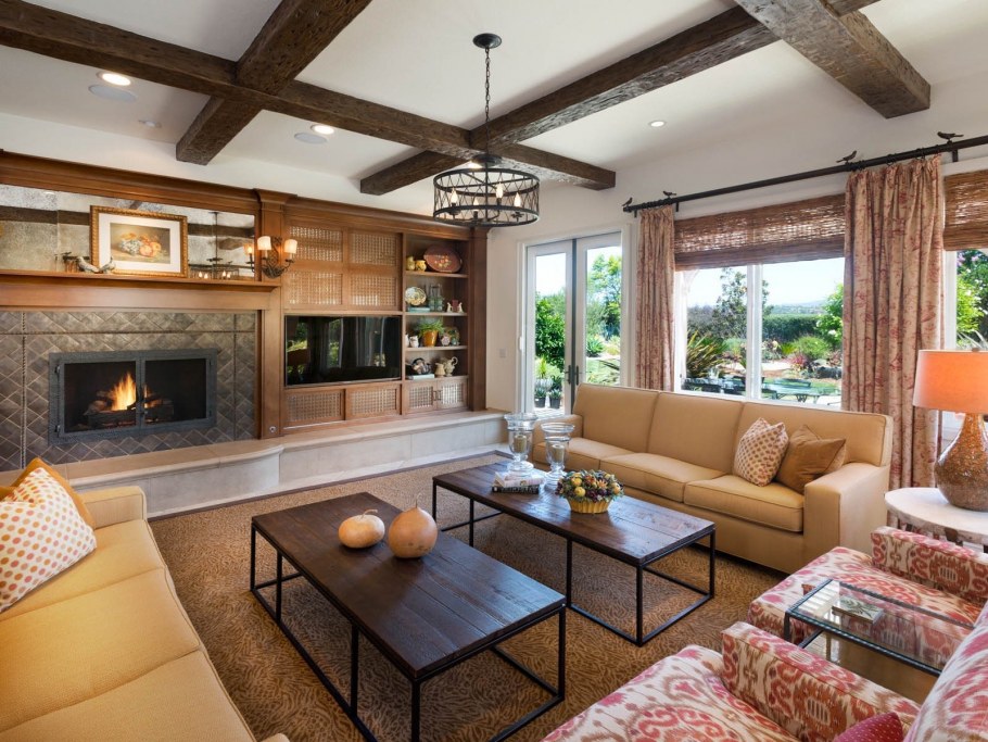 Гостиная с балками на потолке