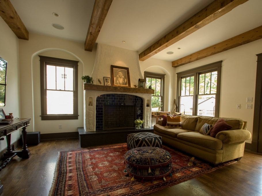 Интерьер с балками на потолке