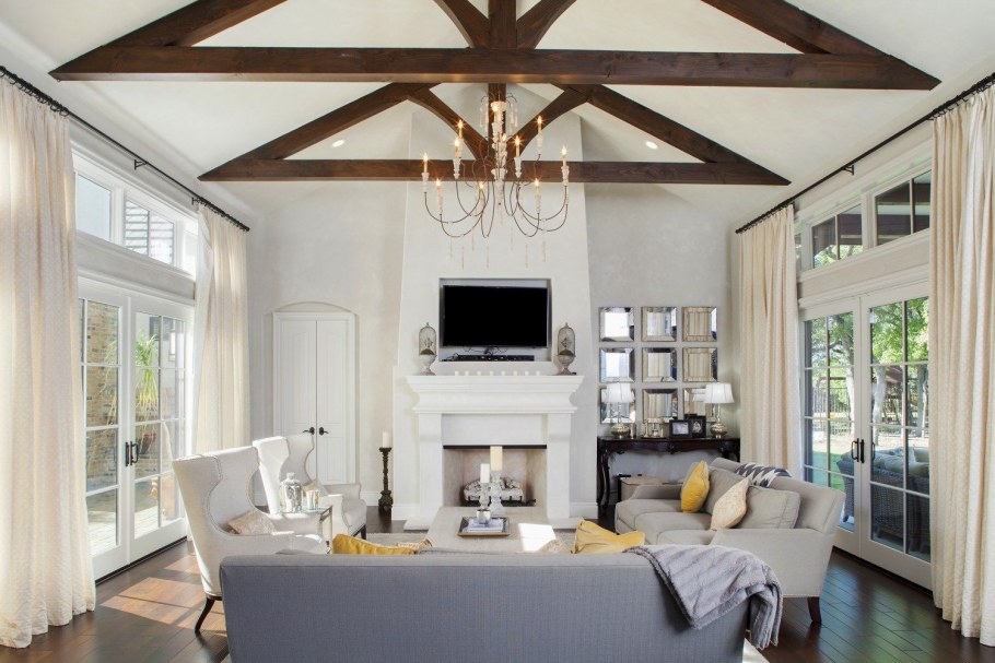 Потолок с коричневыми балками