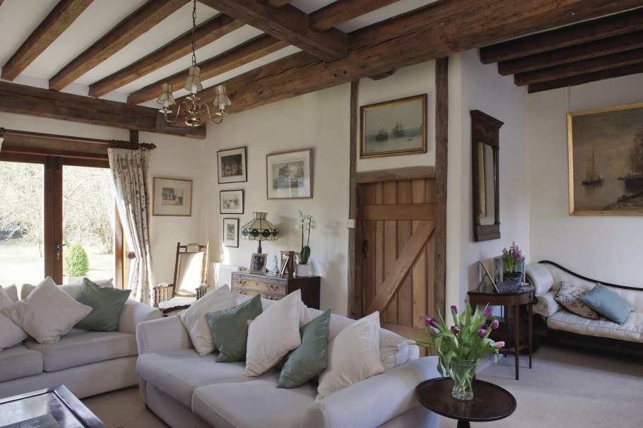 Балки на стене в интерьере