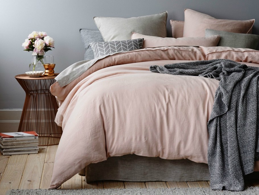 Пыльно розовый в интерьере спальни