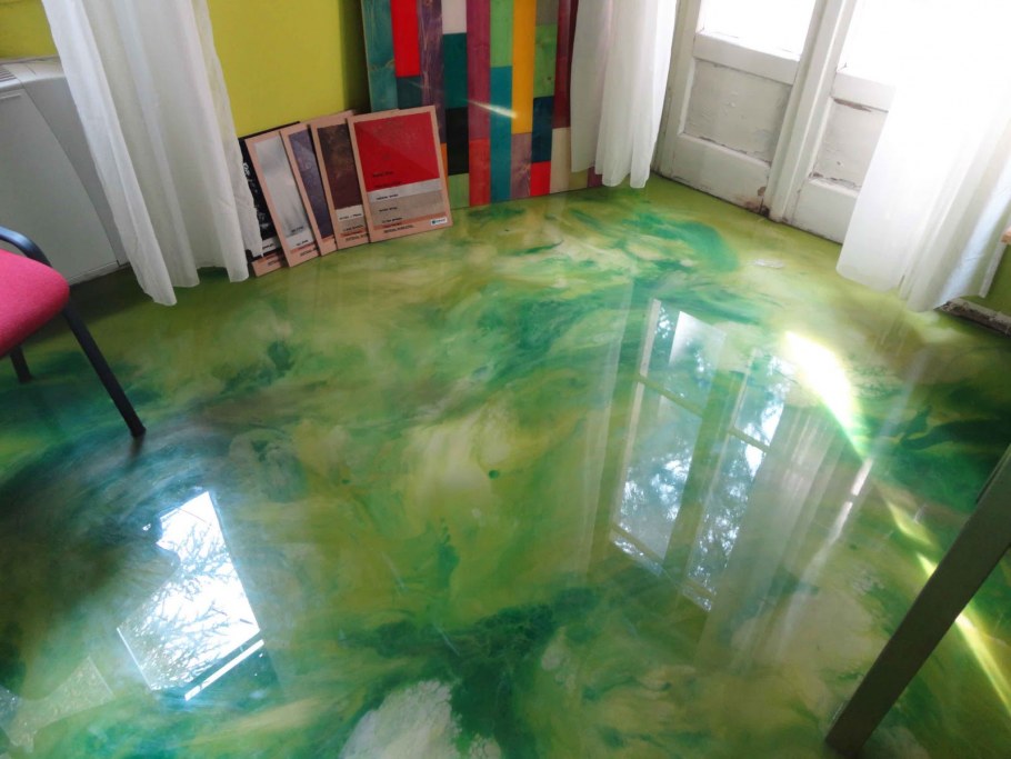 Акрил жидкий на полу