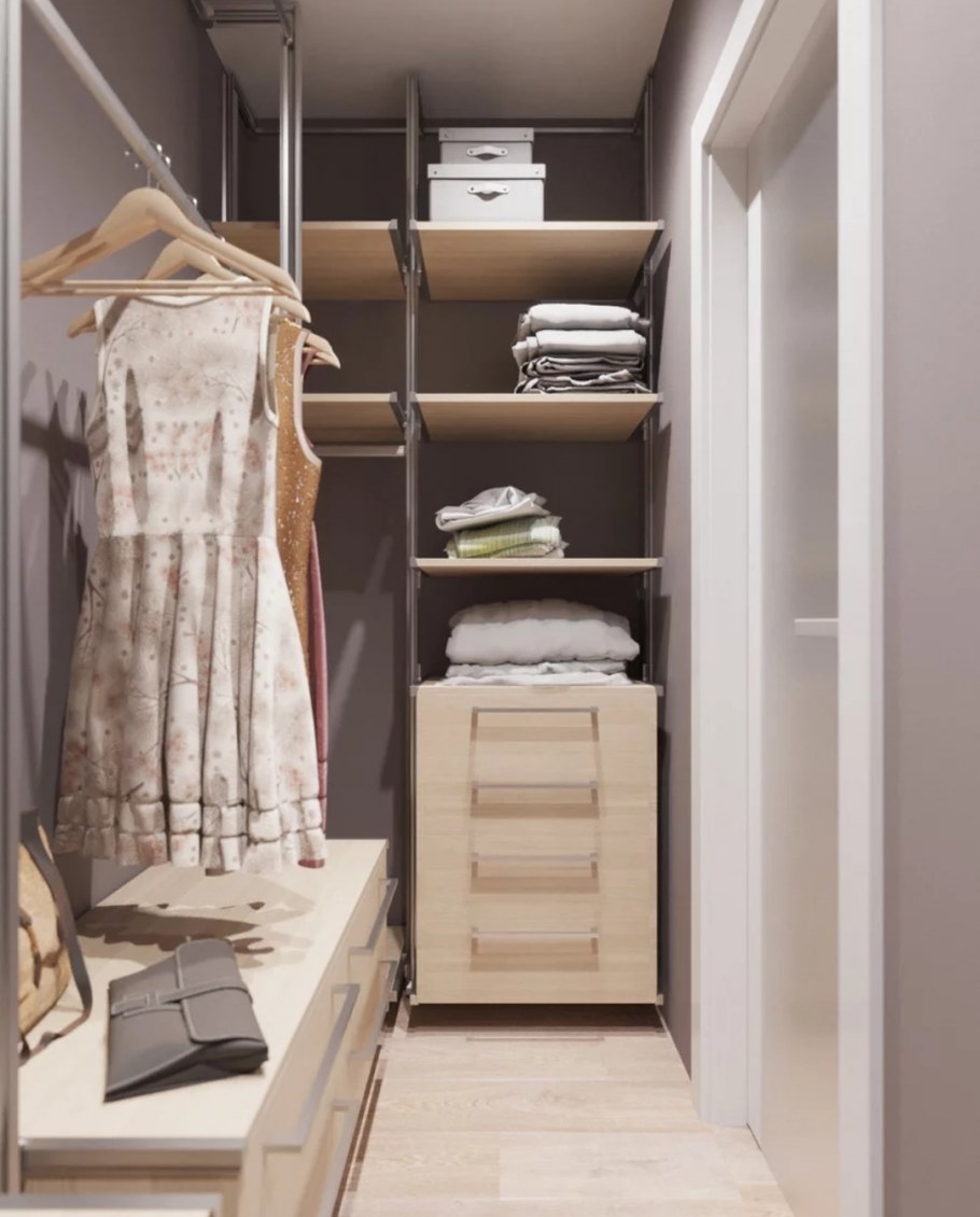 Прямоугольная гардеробная в спальне небольшого размера