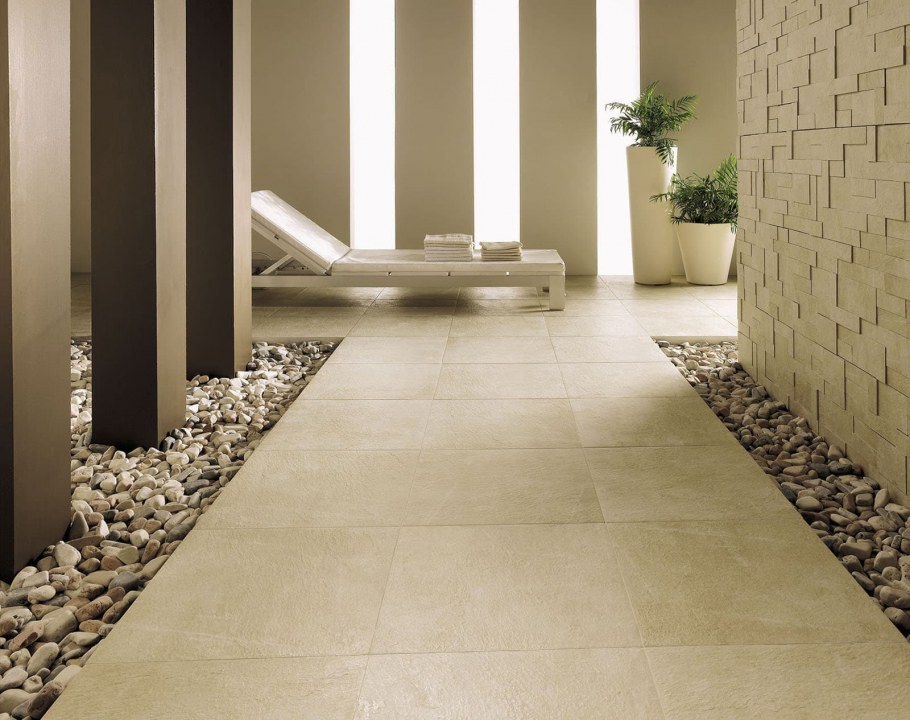 Керамогранит на стене в прихожей