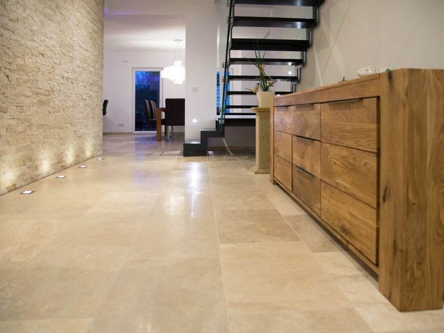 Травертин Холл