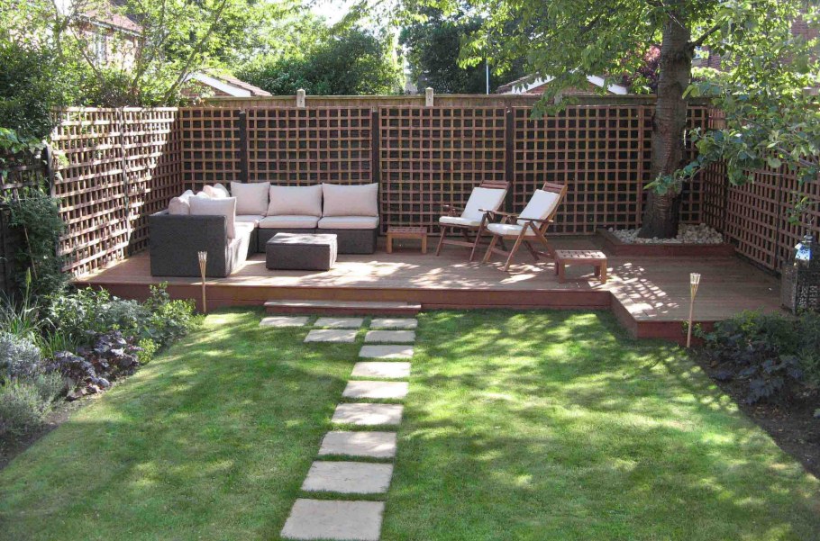 Площадка для отдыха в саду